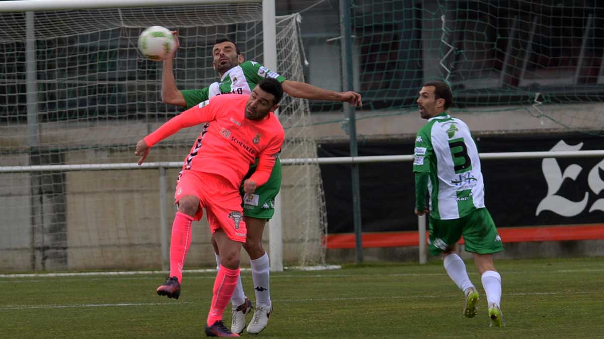 Benja pelea un balón aéreo con el defensor del Somozas. | DIARIO DE FERROL