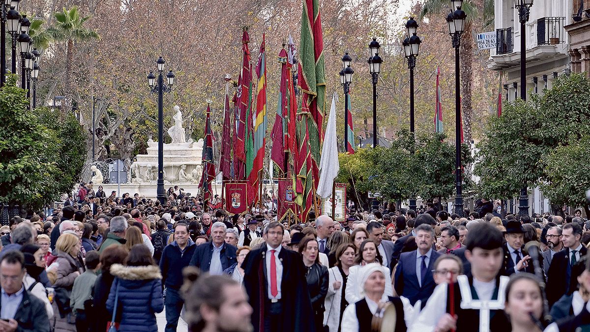 Desfile de pendones leoneses por las concurridas calles del centro de Sevilla con la presencia de distintas autoridades leonesas. | J. M. SERRANO (ABC SEVILLA)