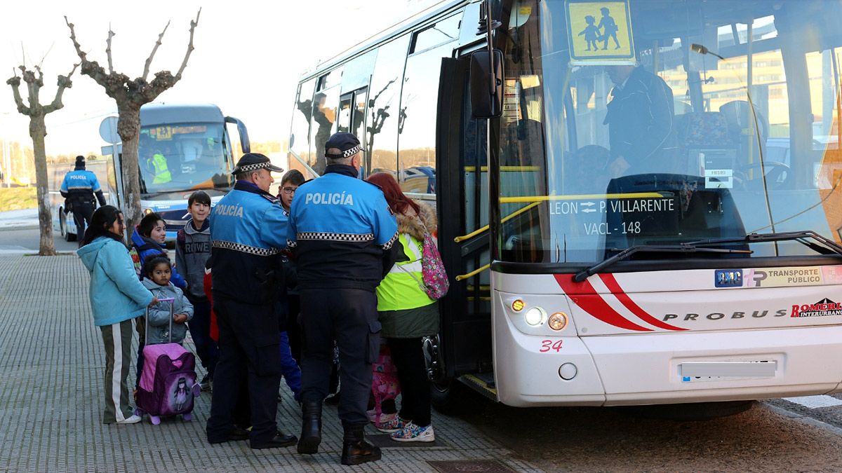 Imagen de archivo de un autobús de transporte escolar. | CÉSAR