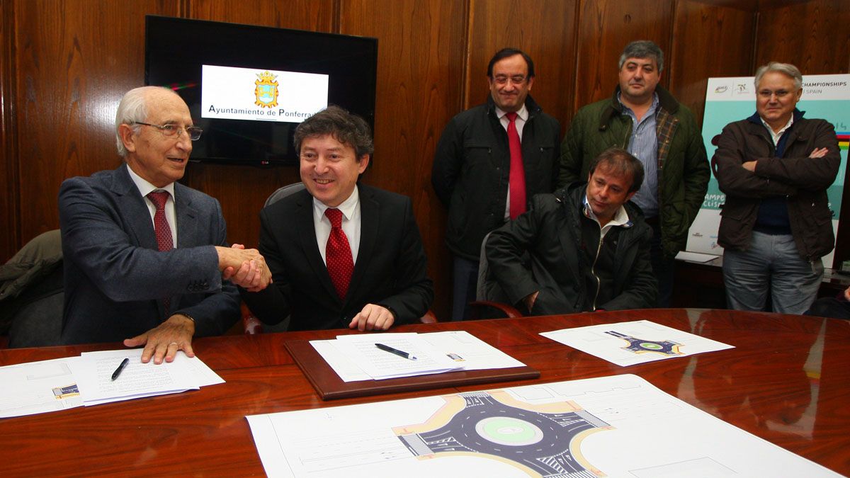 Pedro Escudero, en representación de los empresarios del PIB, sella el acuerdo con Samuel Folgueral. | César Sánchez (Ical)