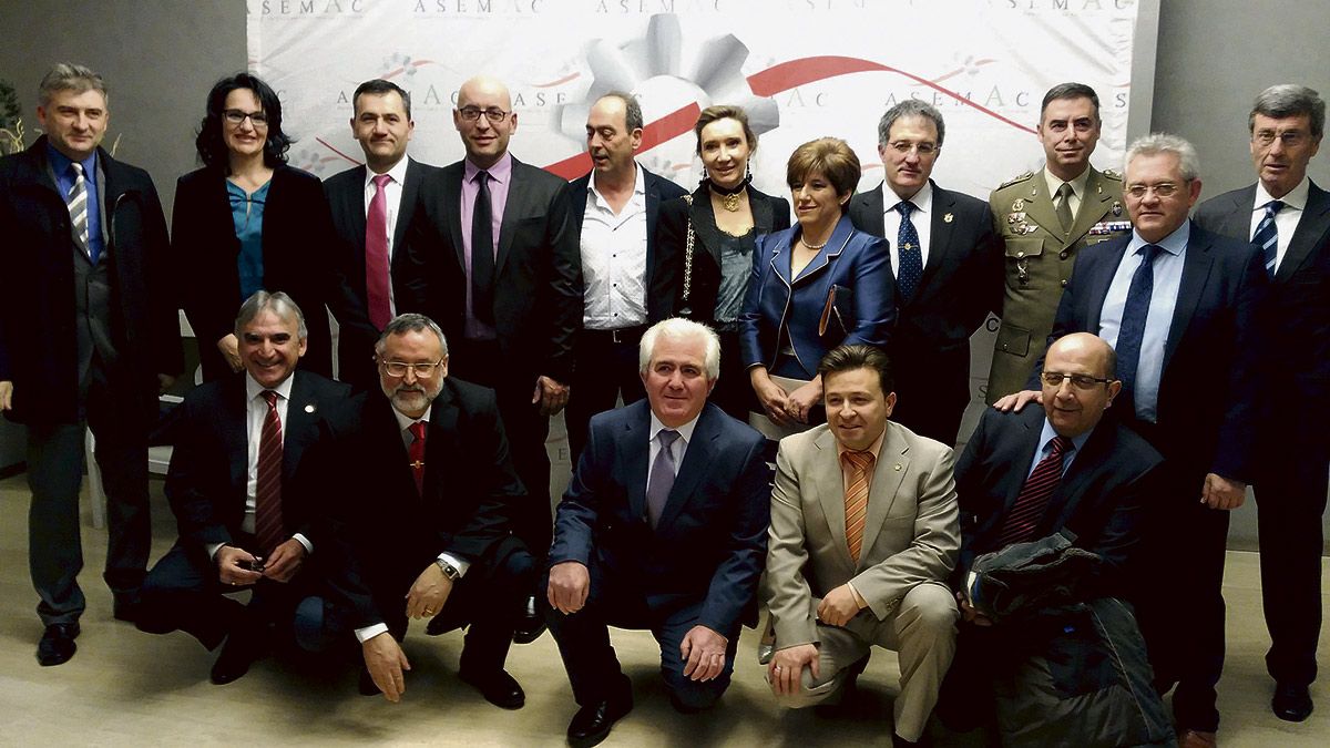 Foto de familia de los galardonados con representantes de Asemac e invitados institucionales. | P.F.