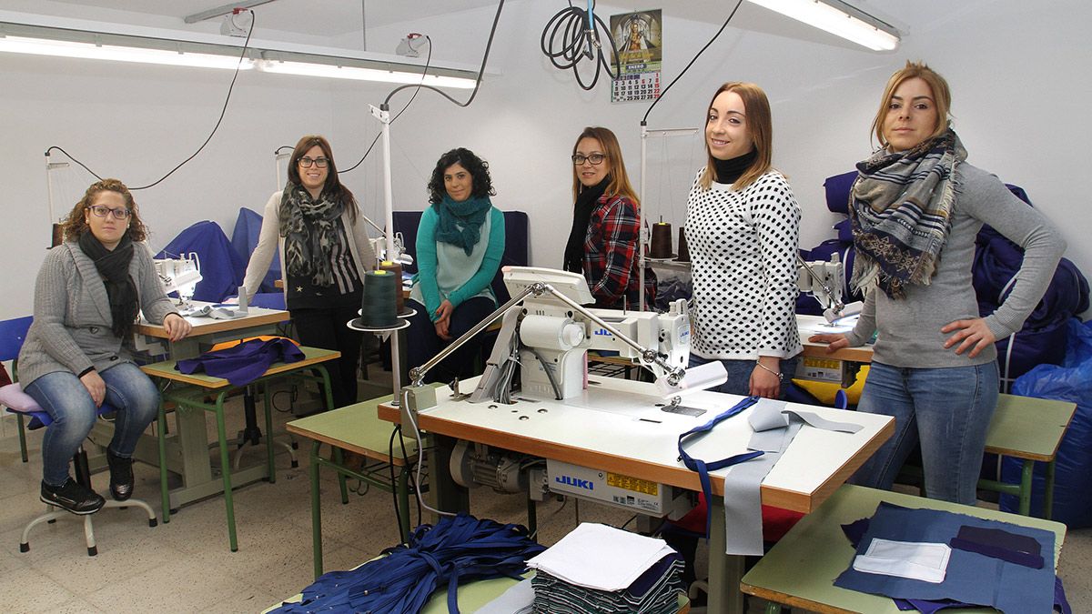 Seis mujeres, Ana Gutierrez, Lorena Jato,Virginia Iglesias, Merche Díaz, Rut García y Beatriz Cardeñosa, han constituido una nueva cooperativa textil que se dedicará a la elaboración de ropa de trabajo en la localidad de Paredes de Nava (Palencia). | ICAL