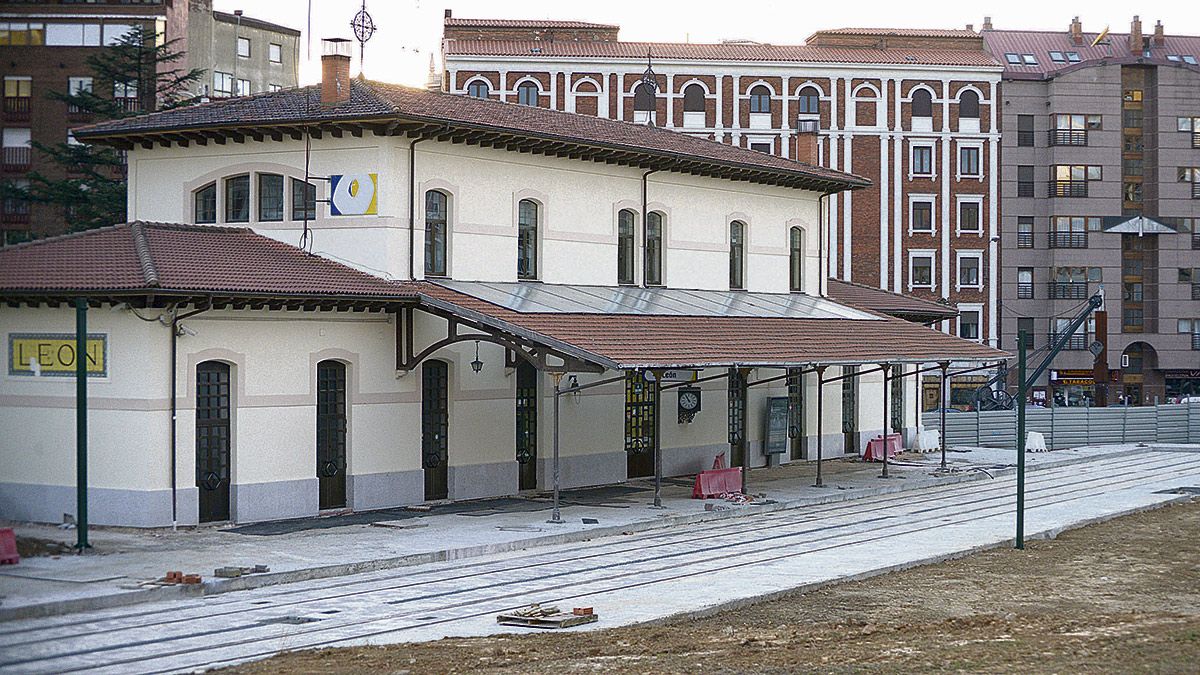La nueva plataforma de Feve ya está adoquinada en las inmediaciones de la estación de Padre Isla, que cuenta además con nuevos andenes. | MAURICIO PEÑA