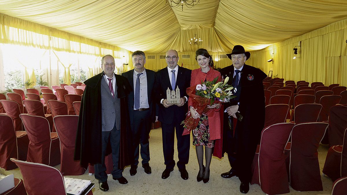 El berciano Aniano Bobis recibió ayer en Sevilla el premio ‘Pulchra Leonina’. | VANESA GÓMEZ (ABC SEVILLA)