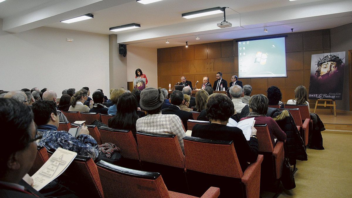 La cita se desarrolló en el salón de actos de la Biblioteca Municipal. | ABAJO