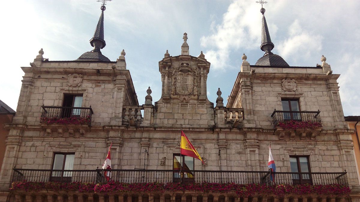 Un empleado municipal de la limpieza, frente al Ayuntamiento. | César Sánchez (Ical) Un empleado municipal de la limpieza, frente al Ayuntamiento. | César Sánchez (Ical)