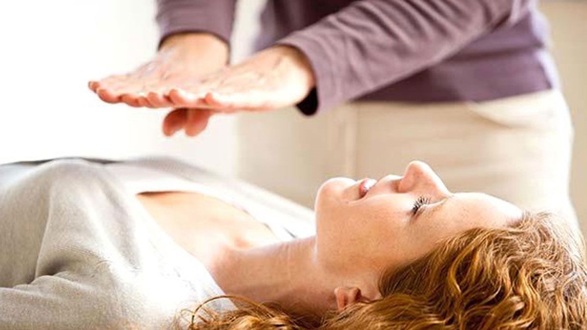 La filosofía del reiki consiste en transmitir energía con las manos. La filosofía del reiki consiste en transmitir energía con las manos.