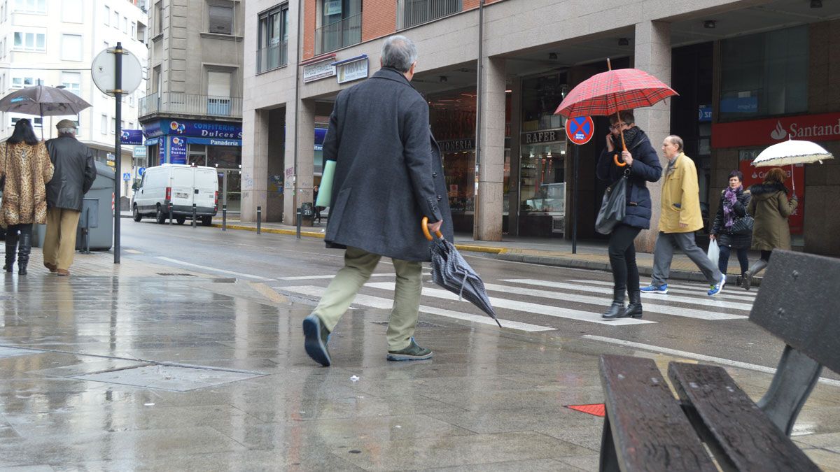 El centro de Ponferrada durante la jornada de este lunes 30 de enero, con lluvias suaves pero constantes. | D.M.