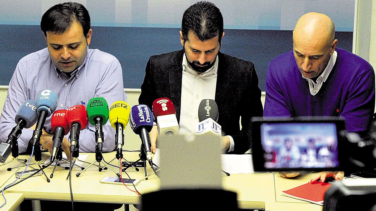 Celestino Rodríguez, Luis Tudanca y José Antonio Diez, este martes en la sede del PSOE leonés. | DANIEL MARTÍN