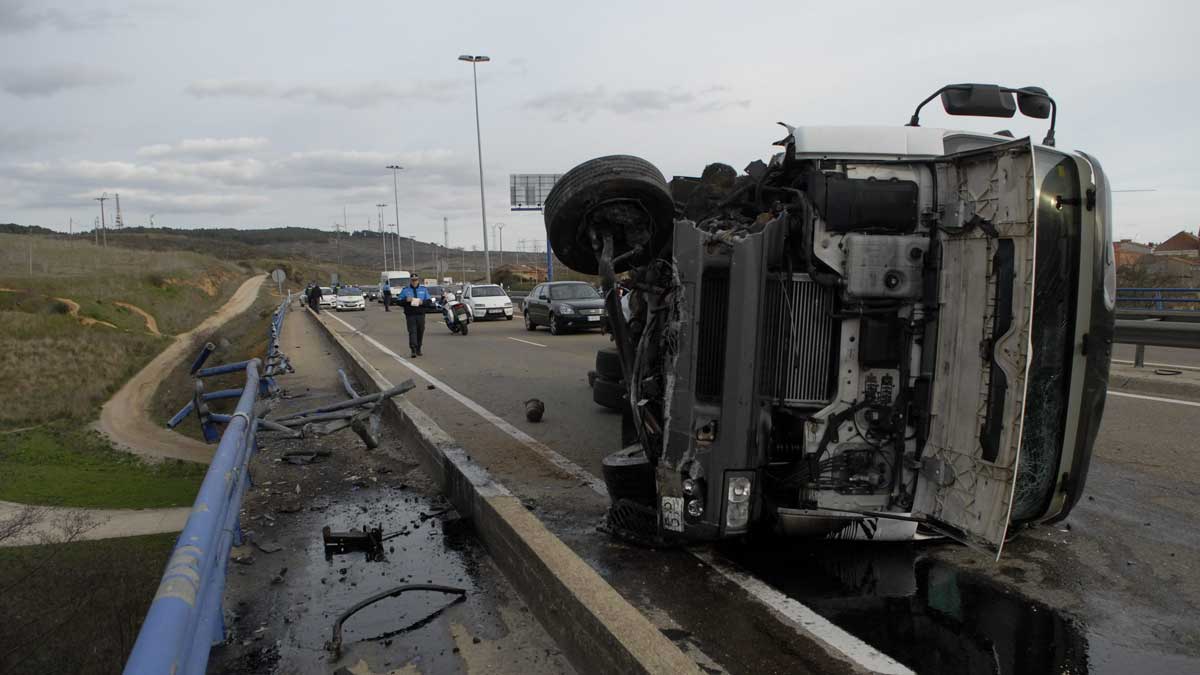 Imagen de archivo de un accidente de un camión de transporte de líquidos en las inmediaciones de León. | MAURICIO PEÑA