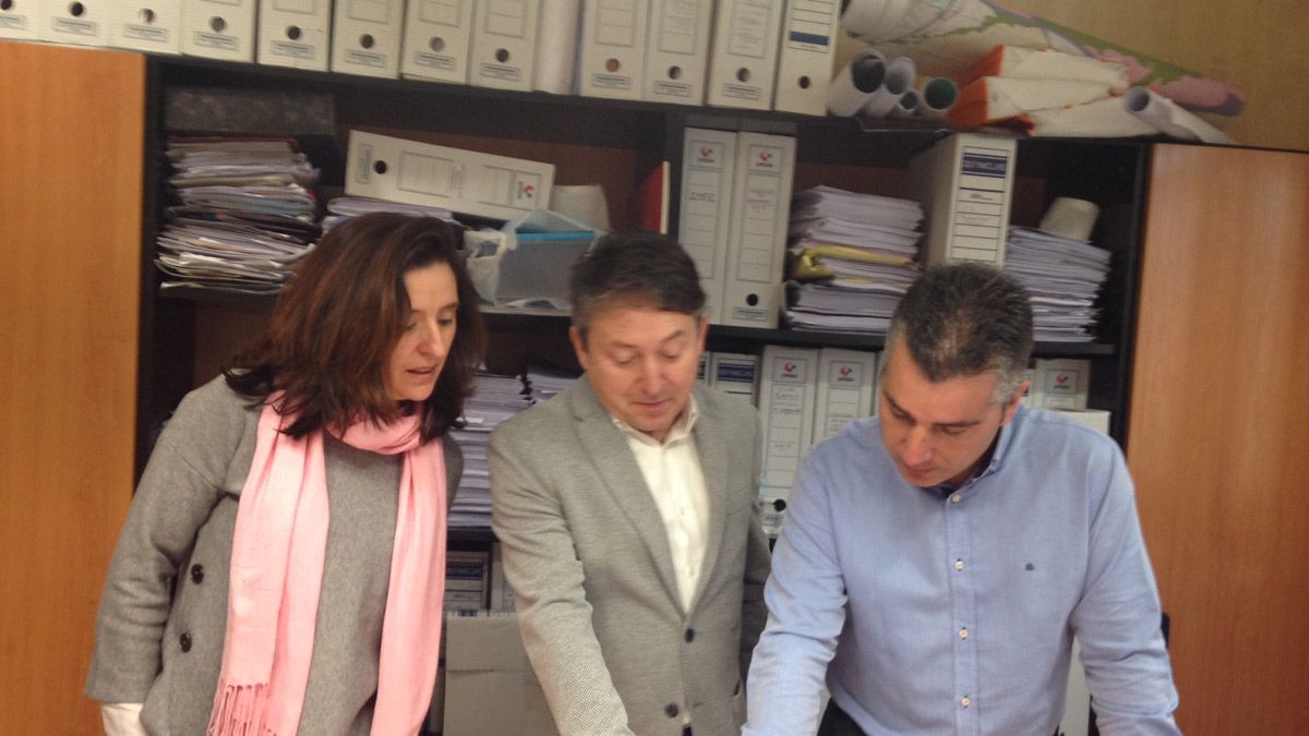 Samuel Folgueral con parte de su equipo en la sede de USE. | M.L.