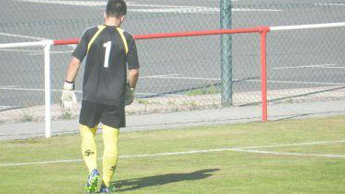 El portero suplente del juvenil del Atlético Bembibre, Alejandro Redondo, agredido el pasado fin de semana.