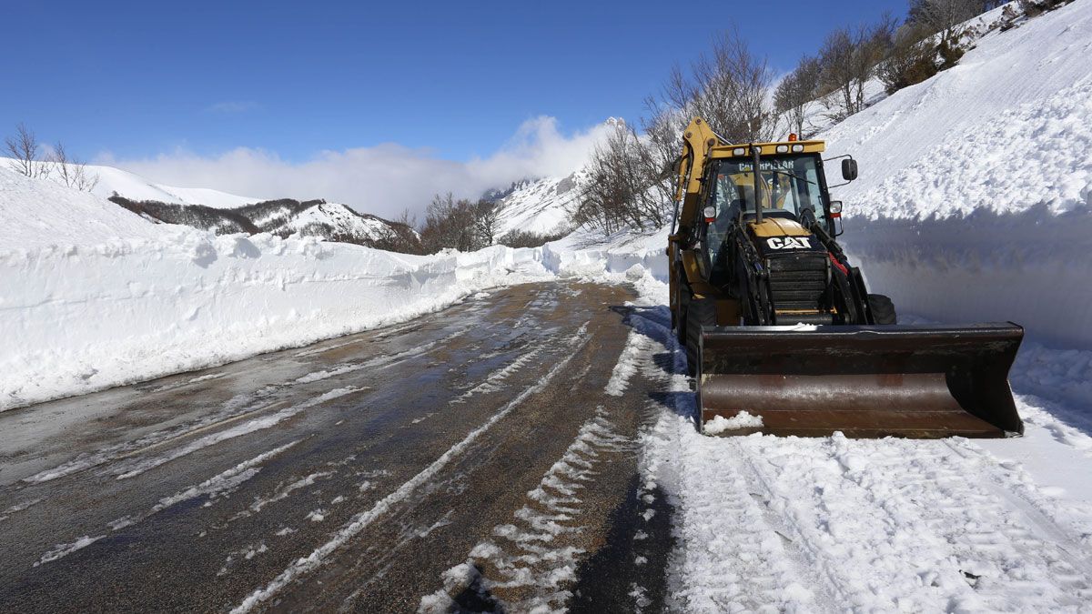 Estado de la carretera leonesa de Pandetrave este miércoles. | CARLOS S. CAMPILLO