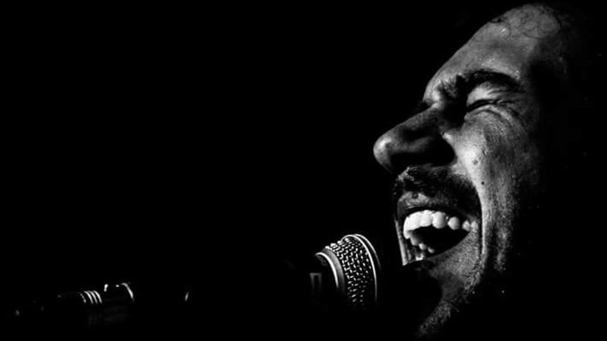 El artista sevillano, durante la grabación de su disco en directo ‘Despertando, que tuvo lugar en la sala madrileña But. | L.N.C. El artista sevillano, durante la grabación de su disco en directo ‘Despertando, que tuvo lugar en la sala madrileña But. | L.N.C.