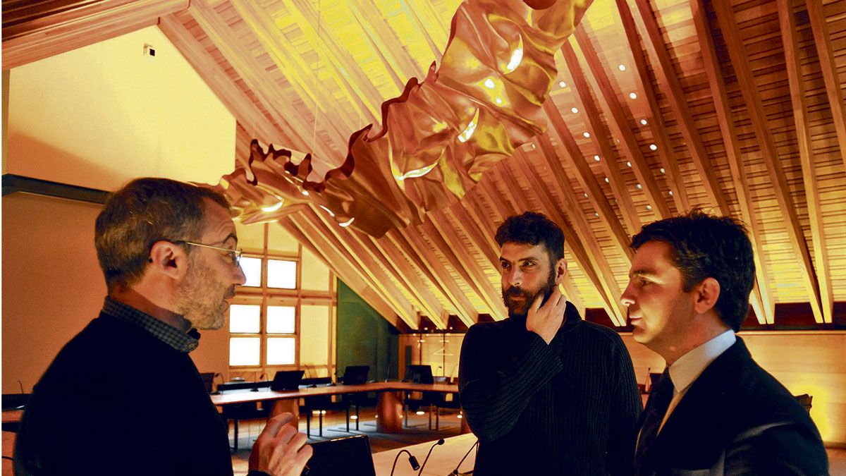 Luis Grau, Yago Ferreiro y Juan Zapatero en el ático abuhardillado del edificio Botines. | DANIEL MARTÍN