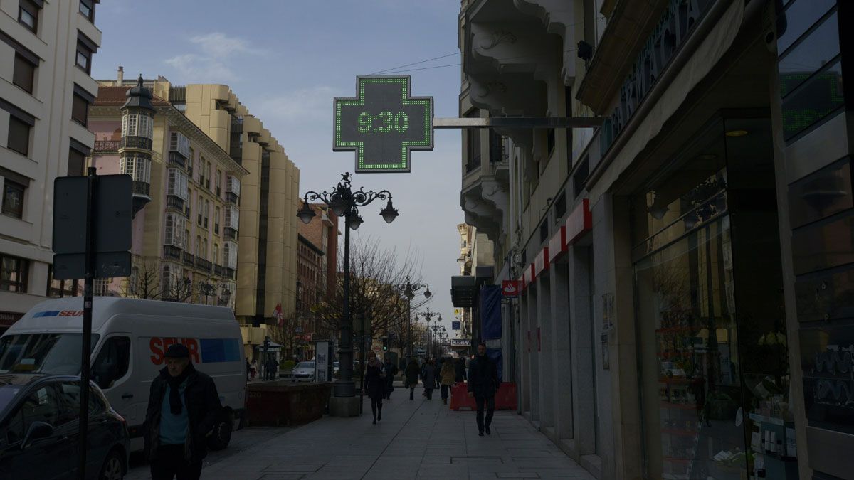 En León capital y su alfoz cada día hay dos farmacias de guardia nocturna y otras tres diurnas. | MAURICIO PEÑA