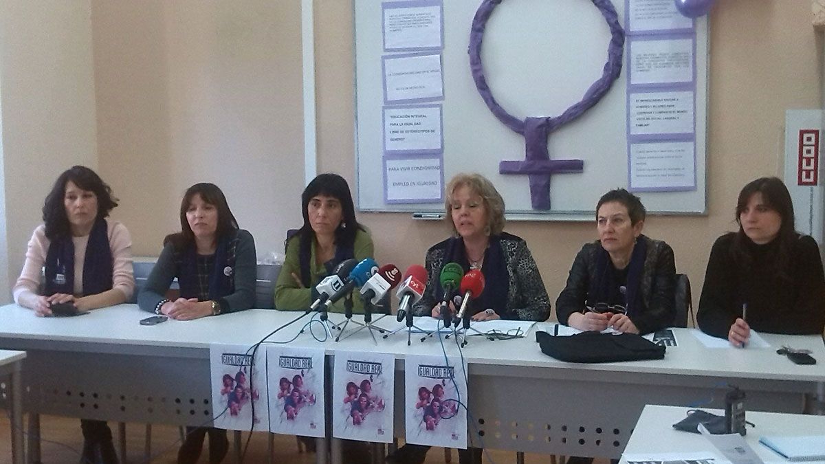 Rosa Castro, acompañada de representantes de CCOO y otras asociaciones. Rosa Castro, acompañada de representantes de CCOO y otras asociaciones.