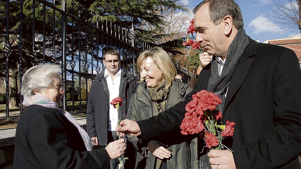 Alonso con Amparo Valcarce en la campaña de 2008. | MAURICIO PEÑA