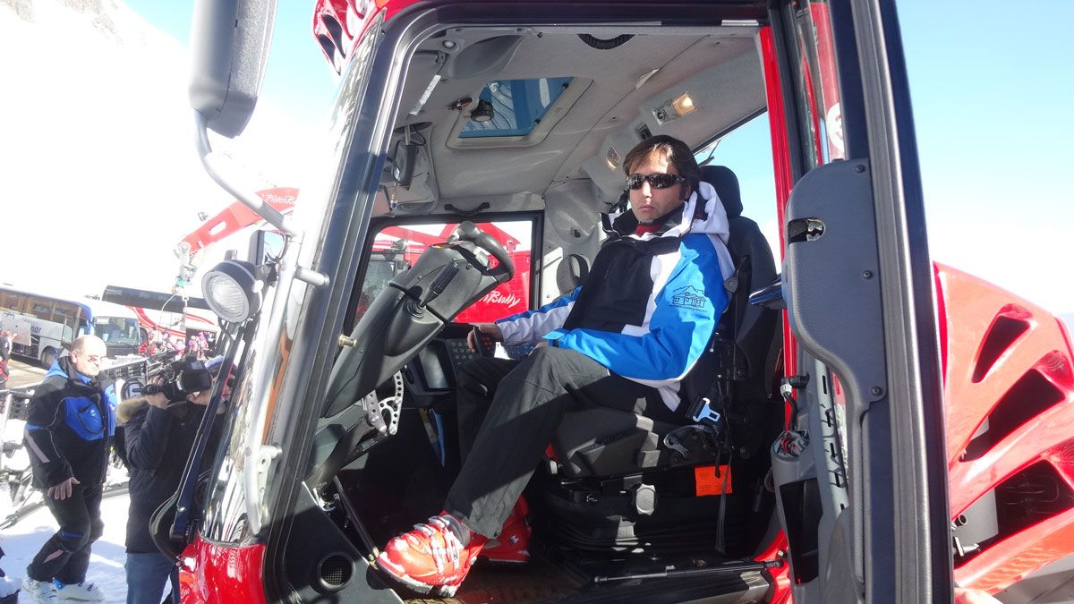 Emilio Orejas durante la visita a San Isidro en una de las máquinas de la estación.
