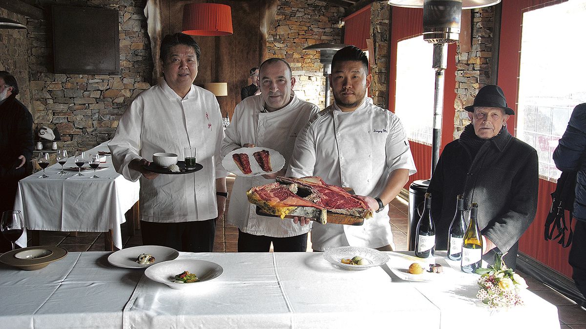 José Gordón, junto a los chefs nipones y el patriarca de El Capricho. | ABAJO