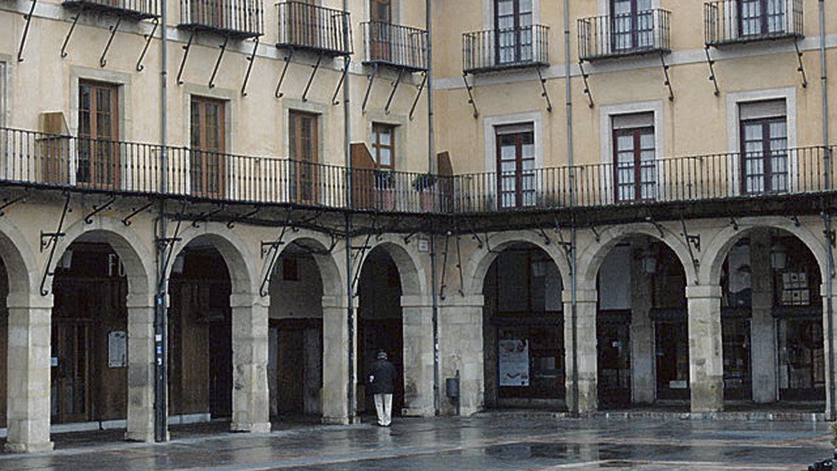 Soportales de la Plaza Mayor en pleno casco histórico de la ciudad.| JUAN CARLOS CARBAJO LARSEN