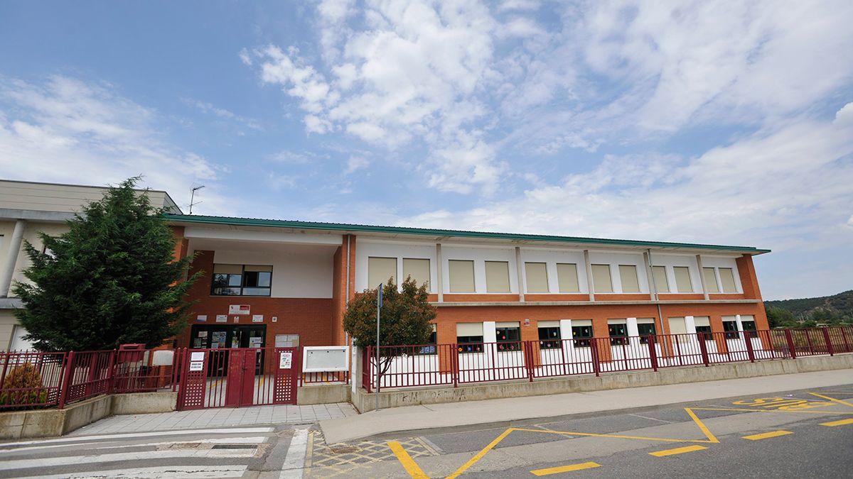 El colegio público Los Adiles está situado en Villaobispo de las Regueras, en el municipio de Villaquilambre. | DANIEL MARTÍN