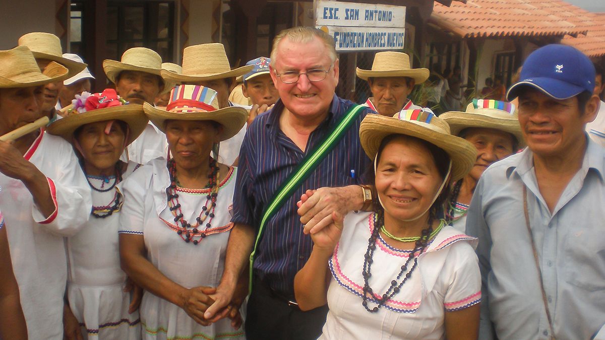 Nicolás Castellanos con grupo de mujeres en la inauguración de la escuela en San Antonio de Lomerío, primer municipio indígena de Bolivia en el año 2009. | ICAL Nicolás Castellanos con grupo de mujeres en la inauguración de la escuela en San Antonio de Lomerío, primer municipio indígena de Bolivia en el año 2009. | ICAL
