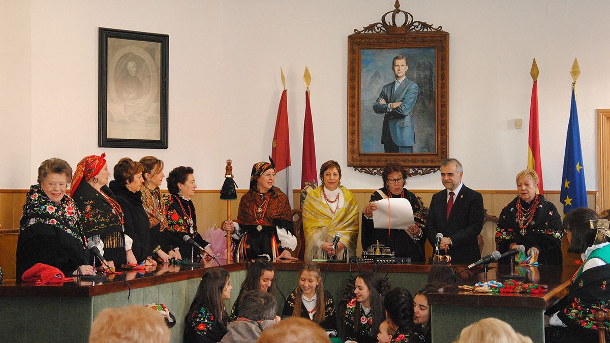 Mercedes Blanco, Águeda Mayor, leyó al alcalde las coplas de petición del bastón de mando. |ABAJO