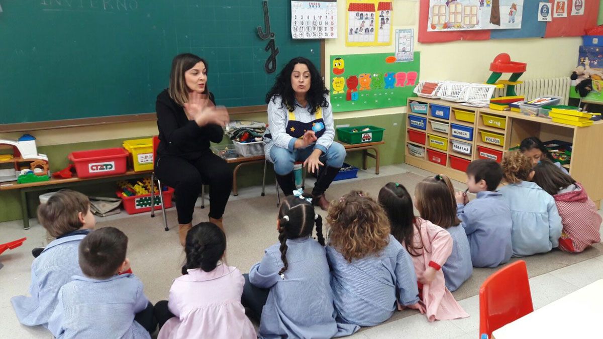 Una clase de Infantil disfruta de un cuento interpretado en lengua de signos.