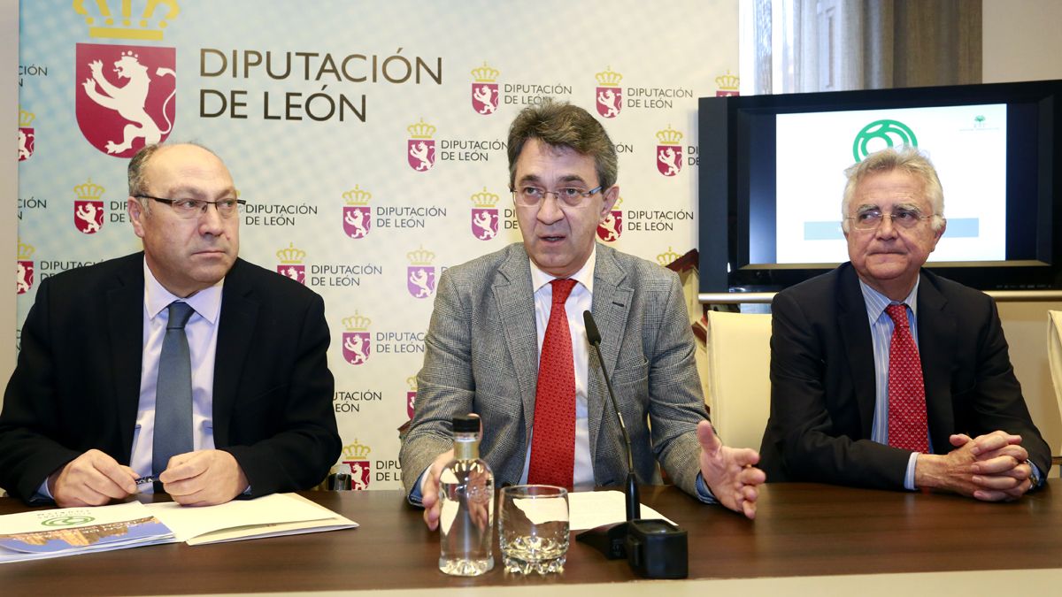 Juan M. Majo, entre Genaro Martínez (i) y Tomás Azcárate, este lunes. | ICAL