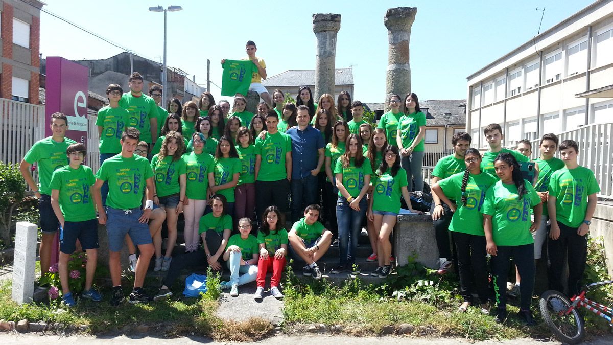 Alumnos del instituto cacabelense premiado. L.N.C.