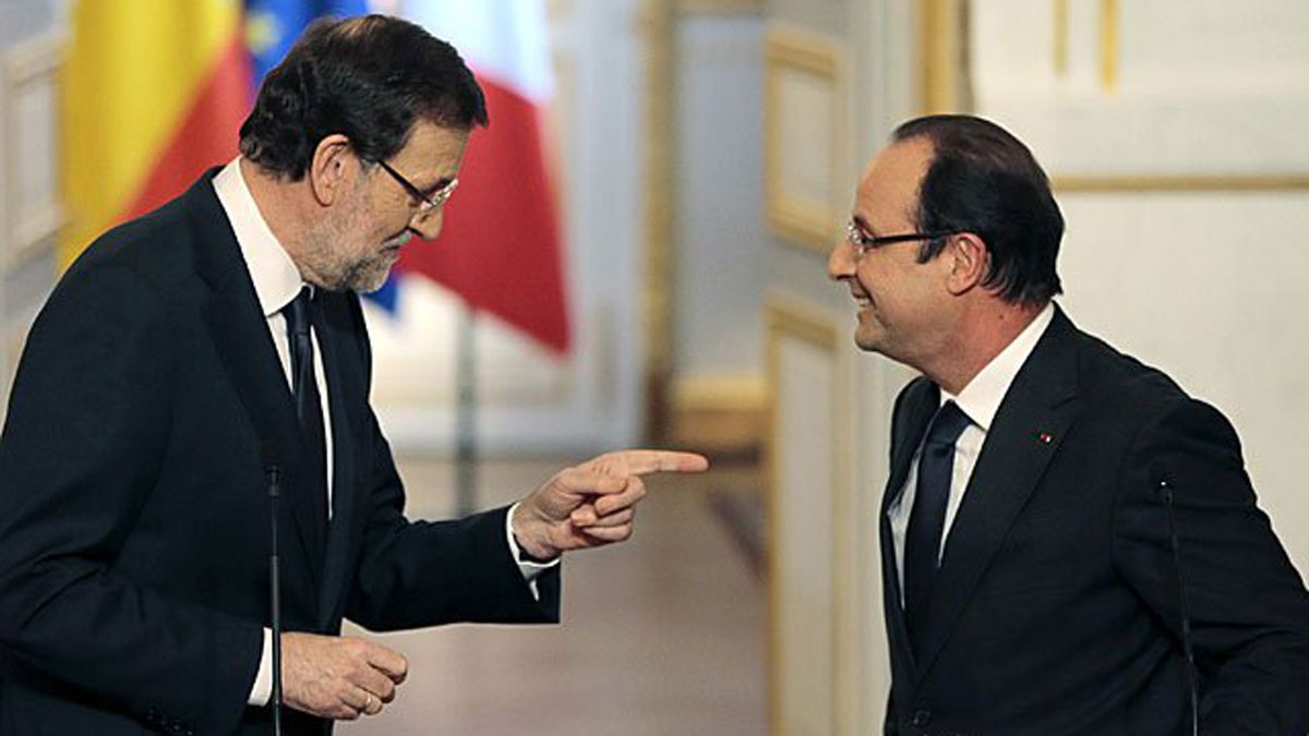 El problema que ve el masajista leonés Benedicto a Rajoy (i) es que «va muy encogido y es muy malo para la espalda». En la imagen, el presidente del Gobierno con Hollande.