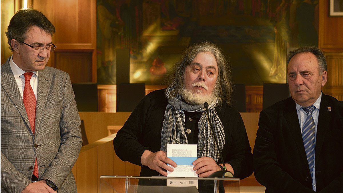 Manuel Moya recibió el XX Premio Bienal de Poesía ‘Provincia de León’. | MAURICIO PEÑA