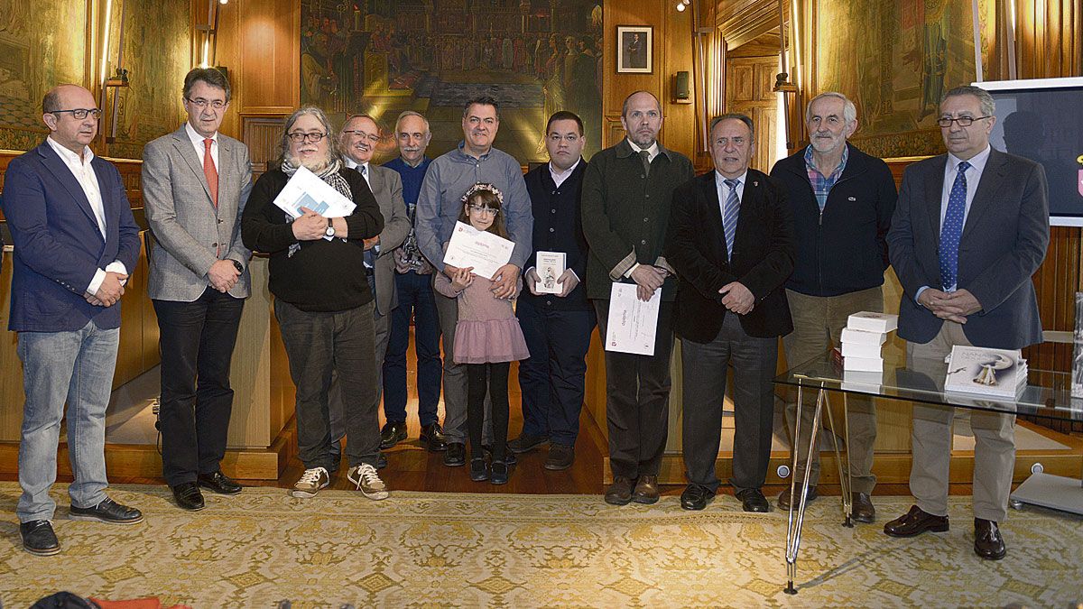 El presidente Juan Martínez Majo y representantes de la institución provincial con los autores y editores galardonados. | MAURICIO PEÑA El presidente Juan Martínez Majo y representantes de la institución provincial con los autores y editores galardonados. | MAURICIO PEÑA