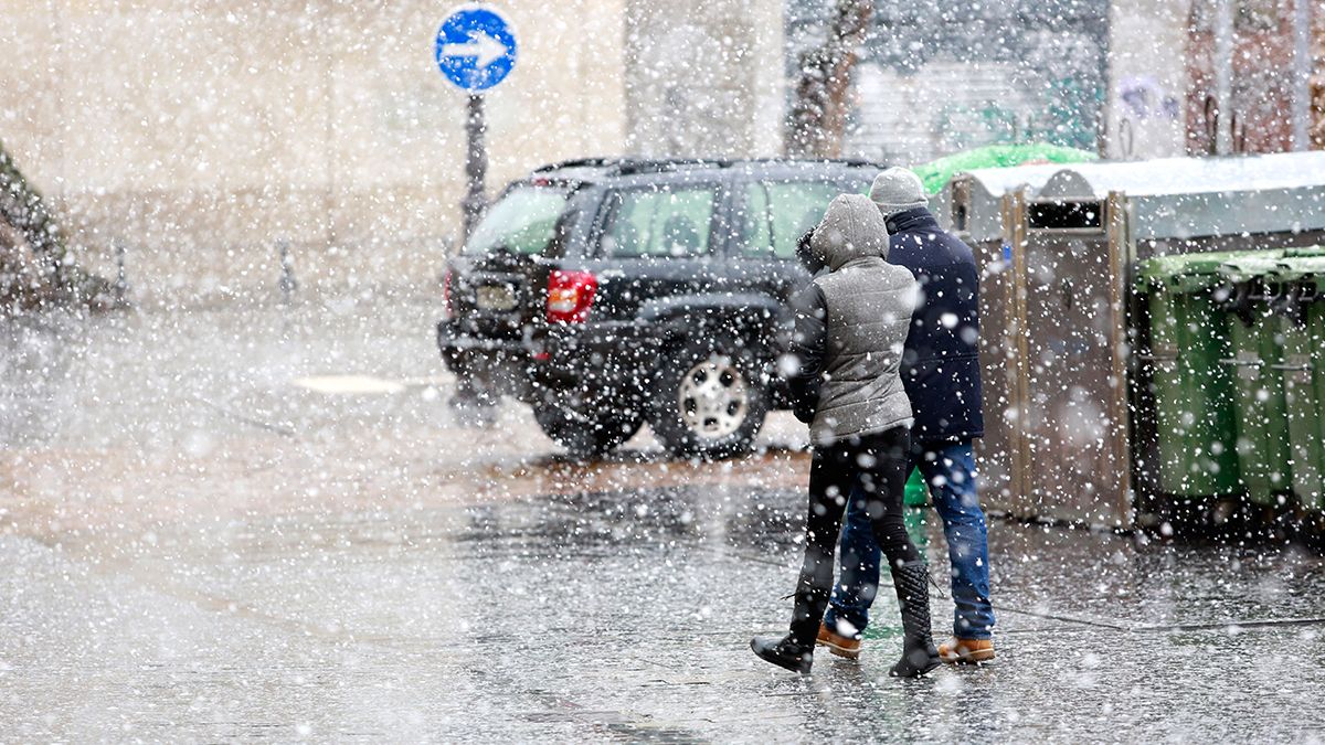 La primera nevada del invierno en León capital, este domingo. | ICAL