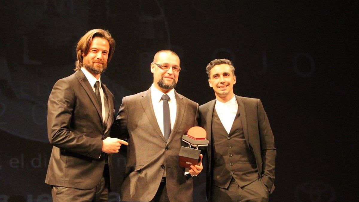 Blanco con su Círculo Rojo bajo el brazo acompañado por conocidos actores en la gala. | L.N.C.