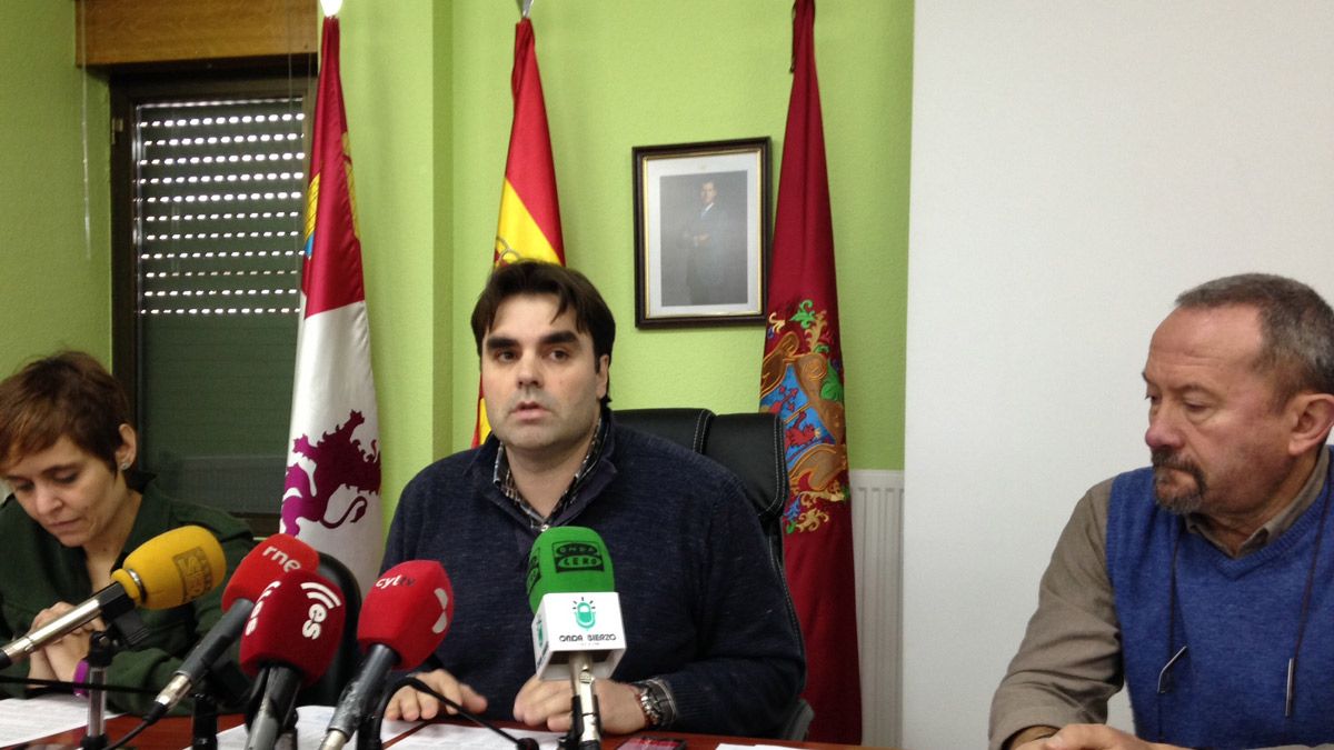 Sergio Álvarez en rueda de prensa junto a sus compañeros de gobierno. | M.I.