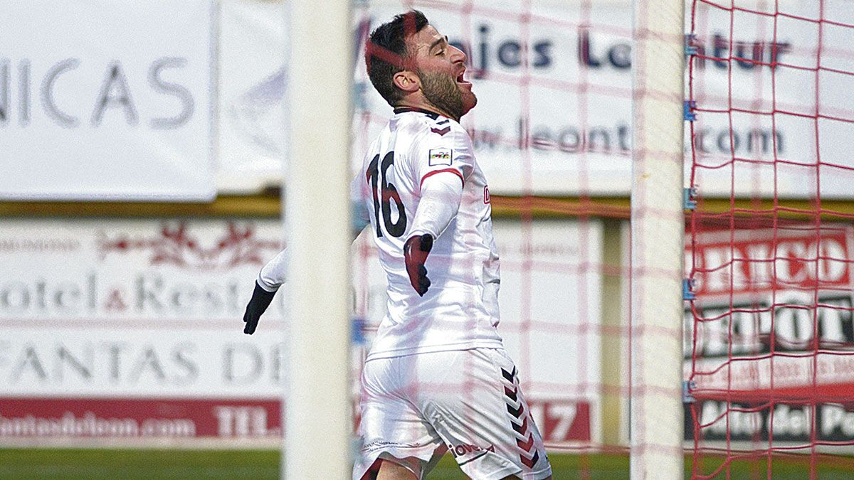 Benja celebra el gol logrado el domingo frente al Coruxo. | MAURICIO PEÑA