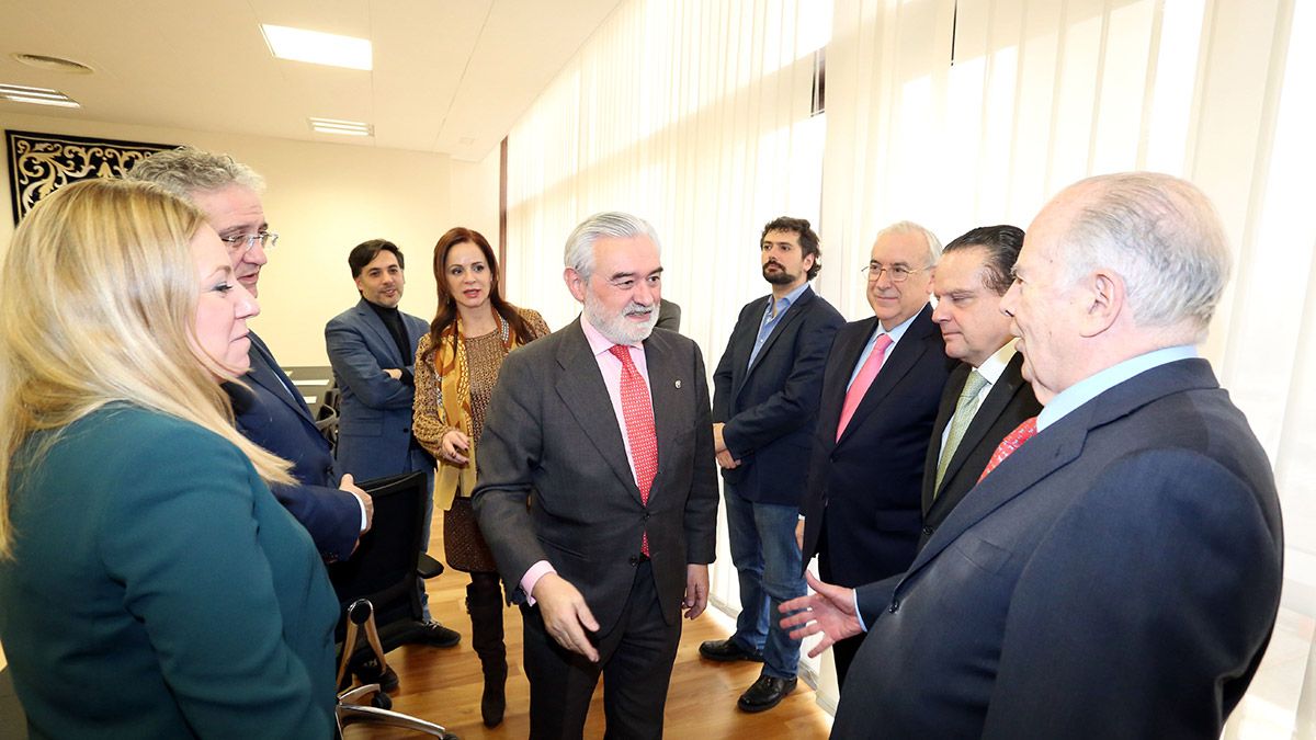 El presidente de la RAE, Darío Villanueva, y la presidenta de las Cortes, Silvia Clemente, conversan con los participantes en la reunión para constituir la Comisión para la Concesión en el año 2017 de la Medalla de las Cortes. | ICAL
