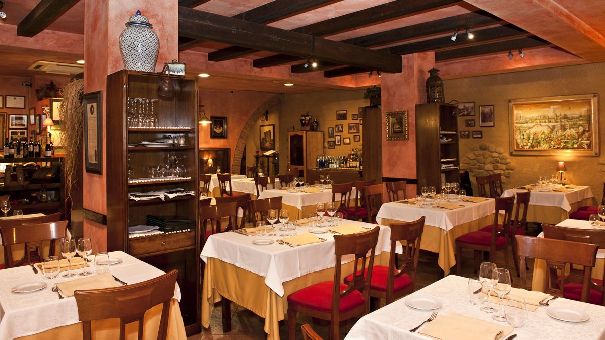 El comedor principal del restaurante Serrano, situado a unos 100 metros de la Catedral de Astorga. | SERRANO