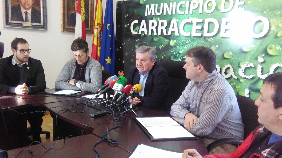 Raúl Valcarce y representantes municipales y de la Mesa del Castaño en rueda de prensa . | D.M.
