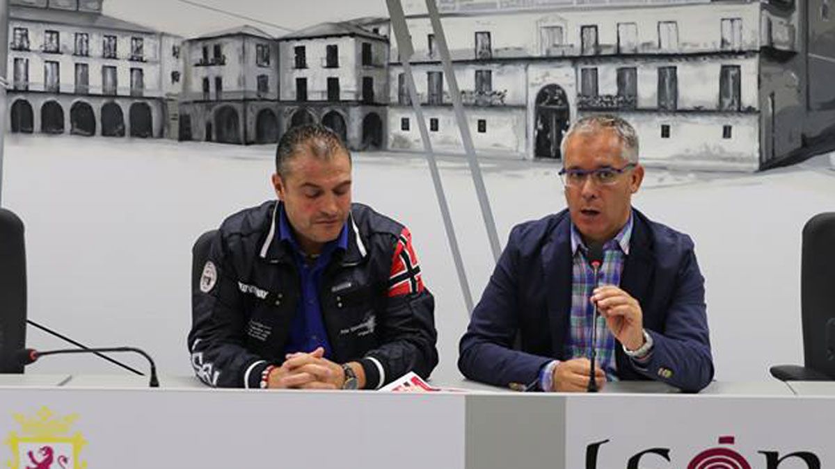 Juan Carlos Balbuena acompañado del concejal de Deportes en la presentación del corro de San Froilán de León. Juan Carlos Balbuena acompañado del concejal de Deportes en la presentación del corro de San Froilán de León.