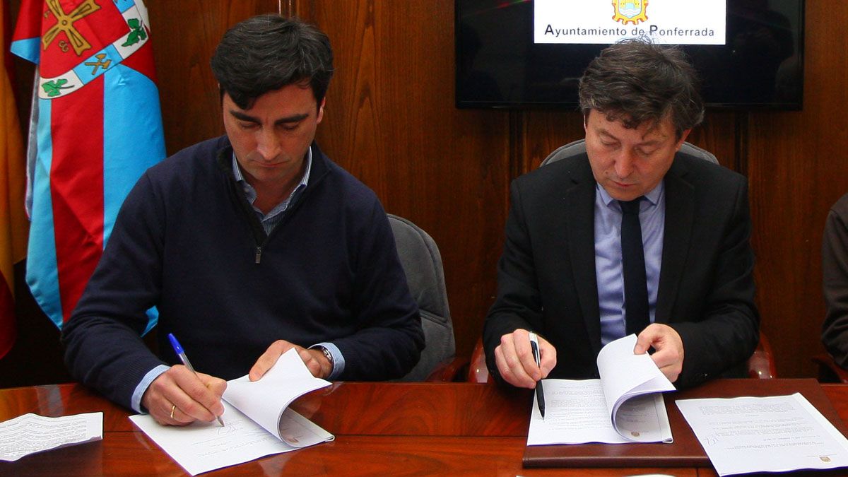 Rubén Martínez, Samuel Folgueral, Gonzalo Valle y Ana Pilar Rodríguez, ayer en la firma del acuerdo. | César Sánchez (Ical)