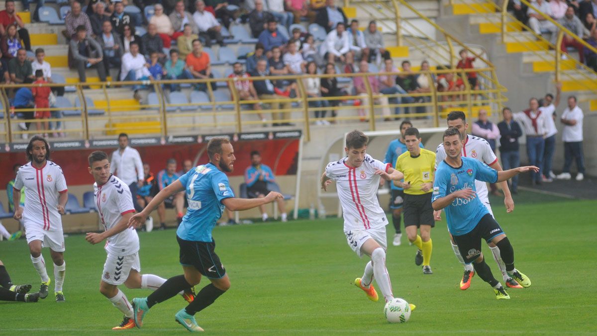 Toni se cuela entre dos defensores del Boiro en el encuentro de la primera vuelta. | DANIEL MARTIN