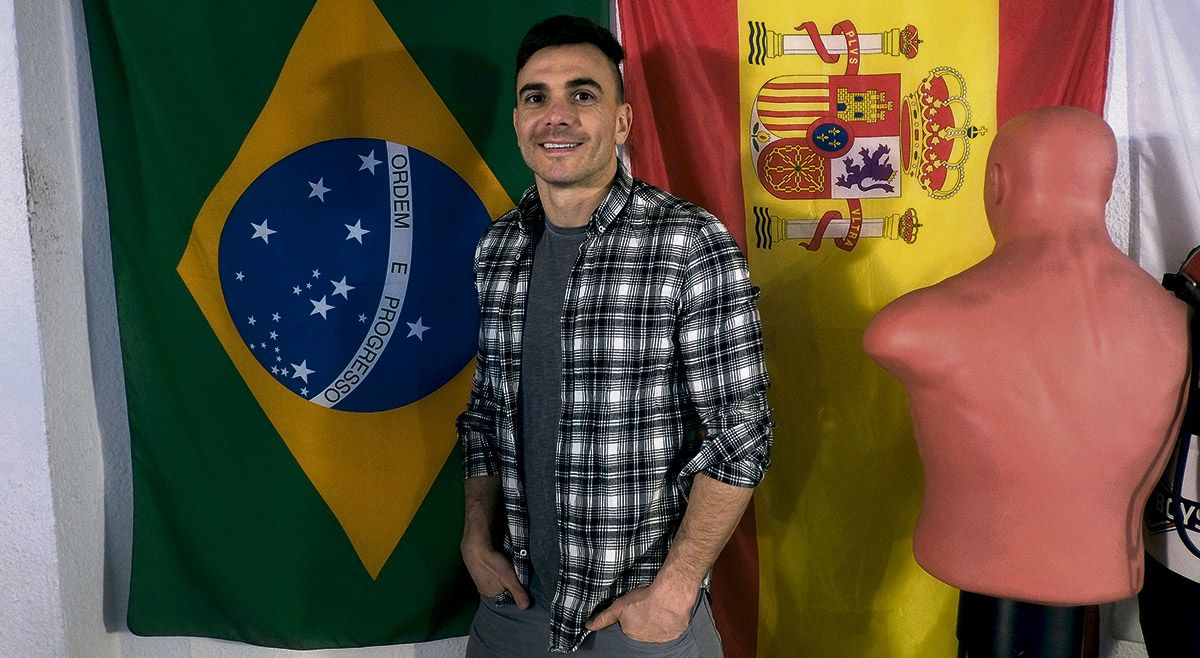Marcelo Amorim, presidente de la Asociación Cultural Brasileira de León, posa con las banderas de Brasil y España que presiden su gimnasio. | DANIEL MARTÍN