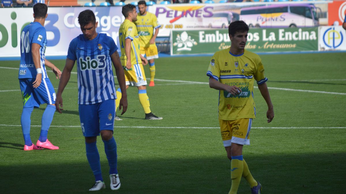 El jugador de la Deportiva, Xisco Campos, en el partido de la primera vuelta ante la Arandina.  | A. CARDENAL