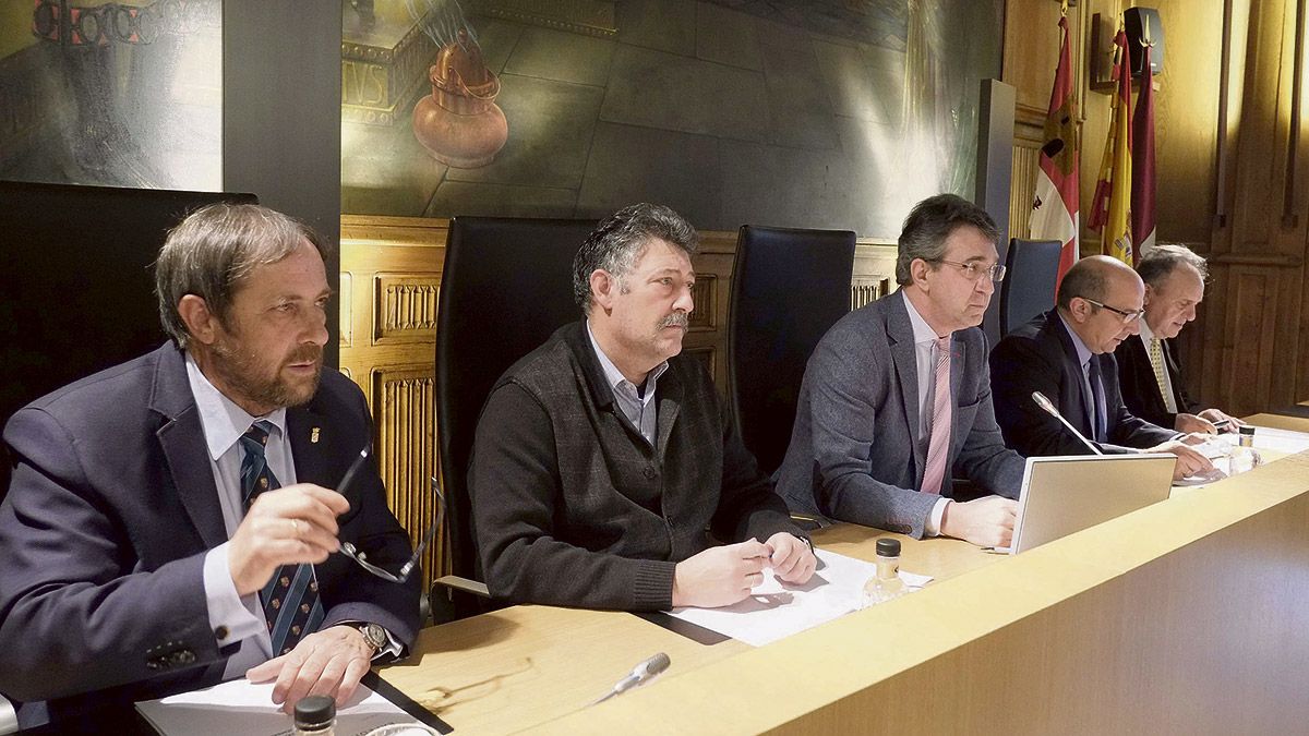 El presidente de la Diputación, Juan Martínez Majo (en el centro), presidiendo uno de los últimos plenos celebrados en la institución provincial. | DANIEL MARTÍN