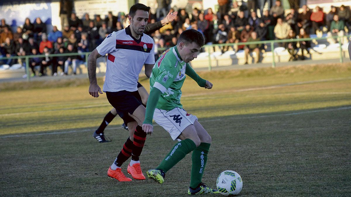 Diego, autor de dos goles, pone un centro en La Eragudina. | DANIEL MARTIN
