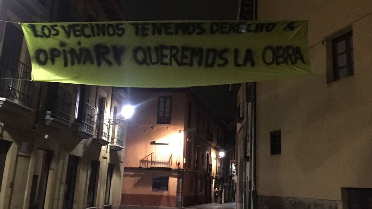 Pancarta que los vecinos de la plaza del Grano han colocado para mostrarse a favor de las obras. | L.N.C.