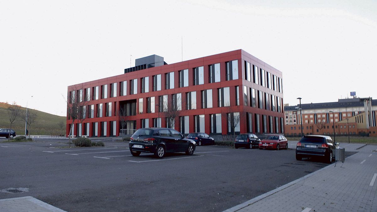 Imagen del Centro de Empresas de Base Tecnológica (CEBT), conocido como el ‘edificio rojo’ de Eras. | MAURICIO PEÑA